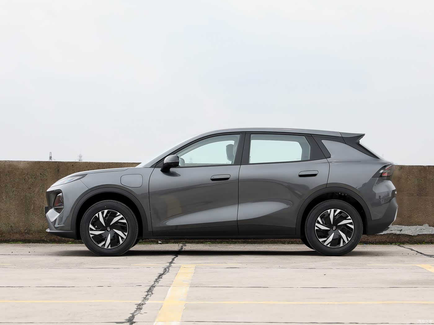 Changan Qiyuan Q05 — профиль тёмно-серый