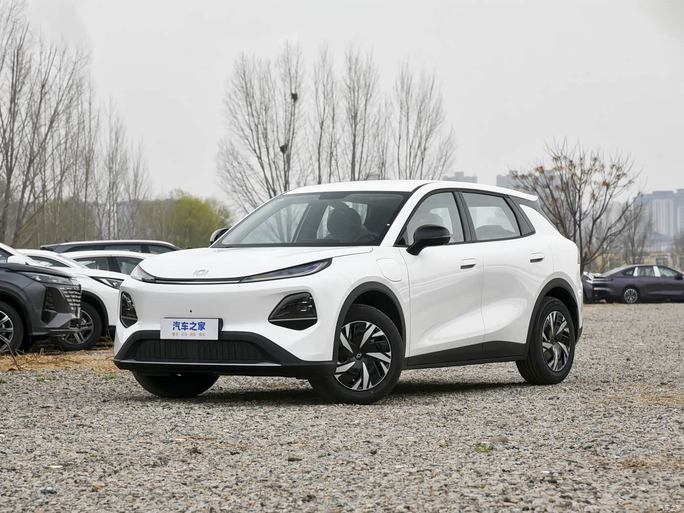 Changan Qiyuan Q05 — белый на грунтовой стоянке