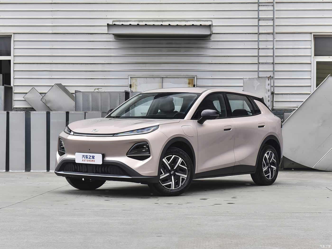 Changan Qiyuan Q05 — бежево-розовый оттенок