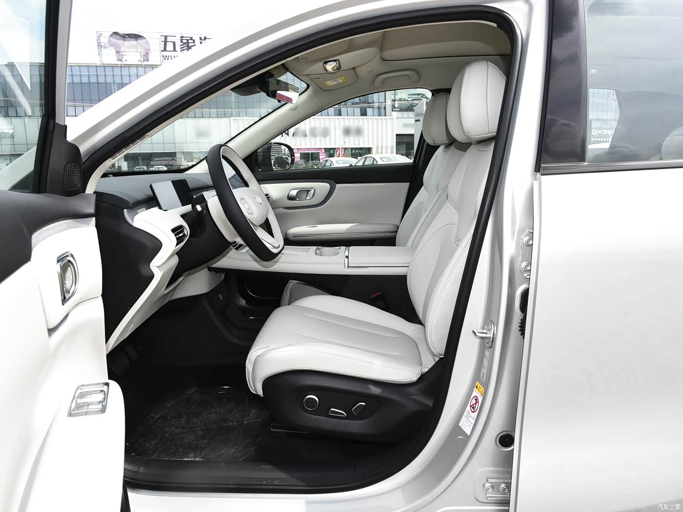 Changan Qiyuan Q05 — водительское сиденье через открытую дверь