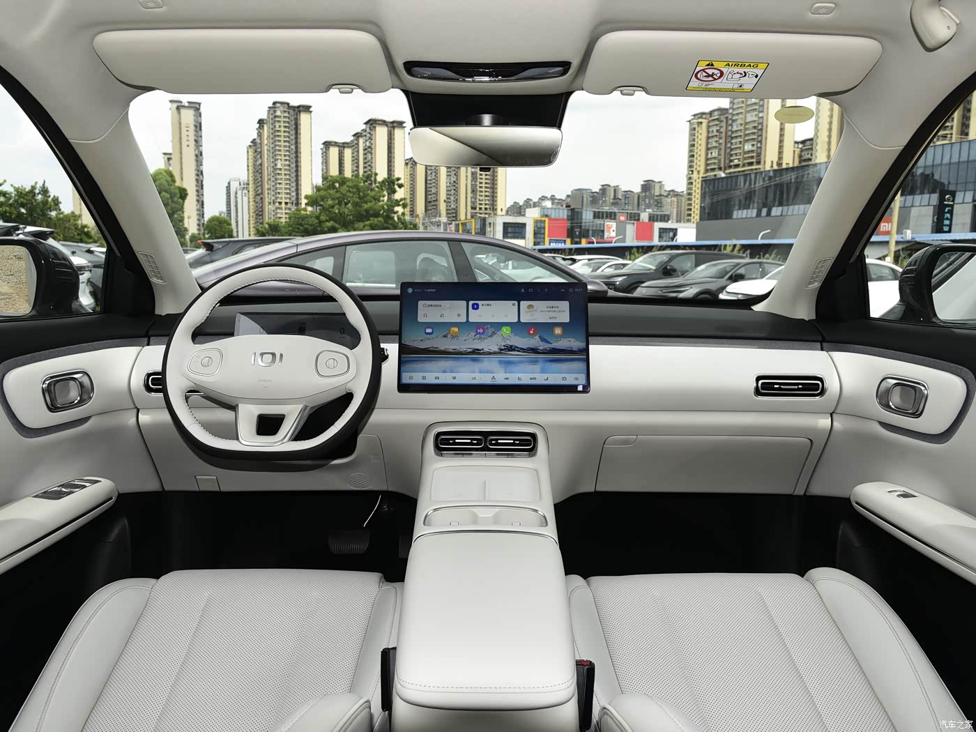 Changan Qiyuan Q05 — панель приборов и центральный экран