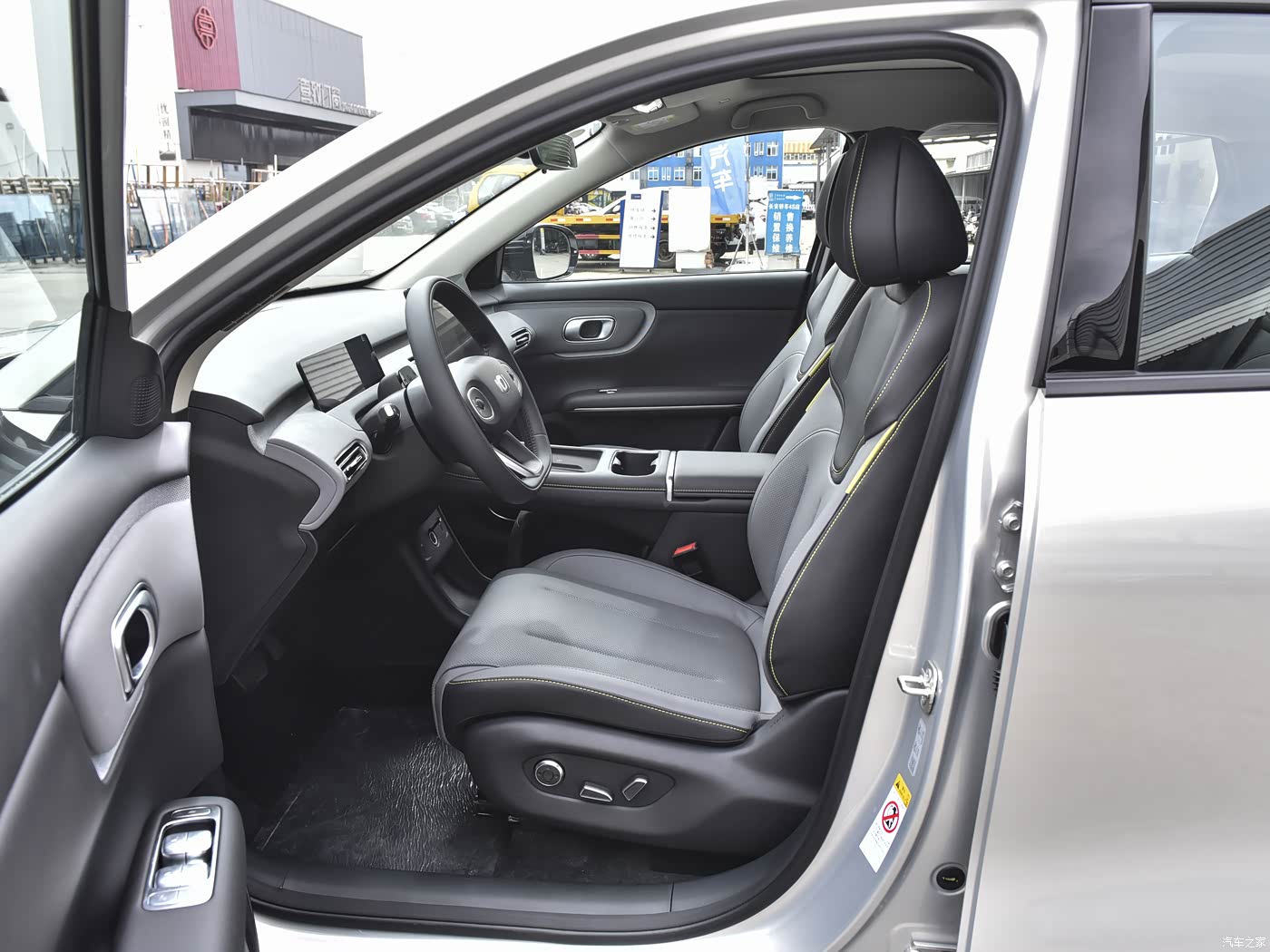 Changan Qiyuan Q05 — передние сиденья через открытую дверь