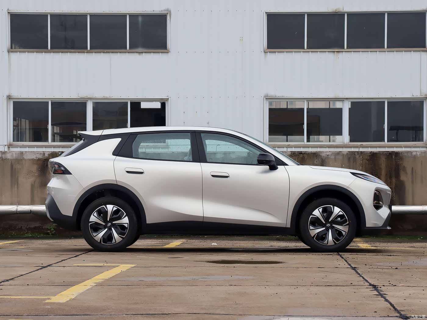 Changan Qiyuan Q05 — строго в профиль