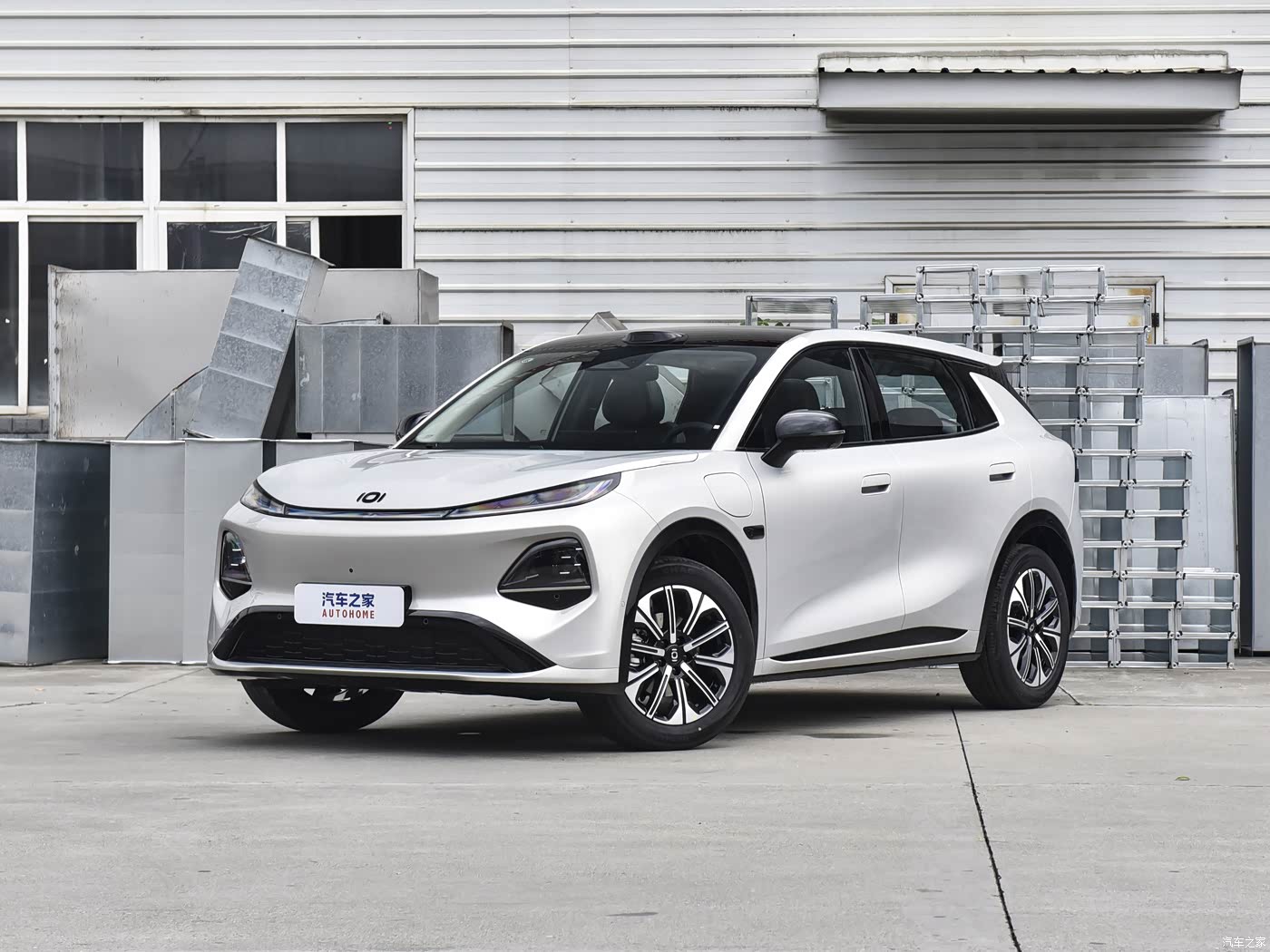 Changan Qiyuan Q05 — белый кузов у склада