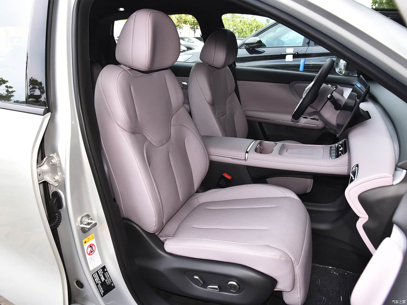 Changan Qiyuan Q05 — передние сиденья, мокко кожа